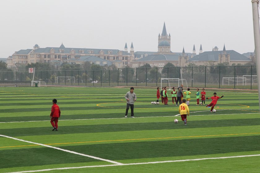 Chińczycy zbudowali największą fabrykę futbolu. To 50 boisk