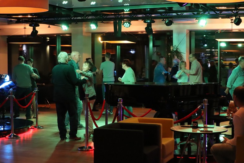 Unabhängig vom Wochentag feiern deutsche Touristen gerne im Hotel