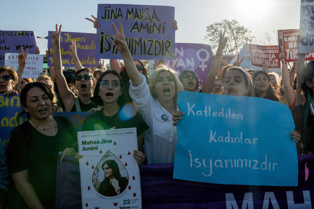 Wiec poparcia dla praw kobiet w Stambule w rocznicę zmarłej w Iranie Mahsy Amini