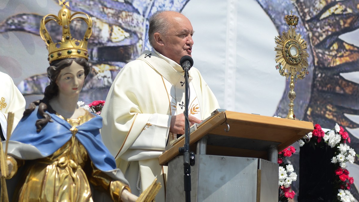 Chcemy być Kościołem dla wszystkich ludzi dobrej woli, zwłaszcza gdy przychodzą pokusy osłabienia jedności, bądź niebezpieczeństwa podziałów i wykluczenia - mówił dziś kard. Kazimierz Nycz podczas uroczystości Bożego Ciała na pl. Piłsudskiego w Warszawie.