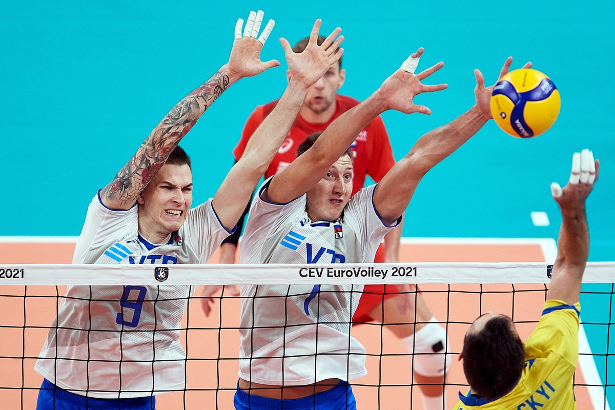 Rosjanin Iwan Jakowlew (L) i Dmitrij Wołkow (C) oraz Dmytro Wijecki (P) z Ukrainy podczas meczu 1/8 finału mistrzostw Europy siatkarzy