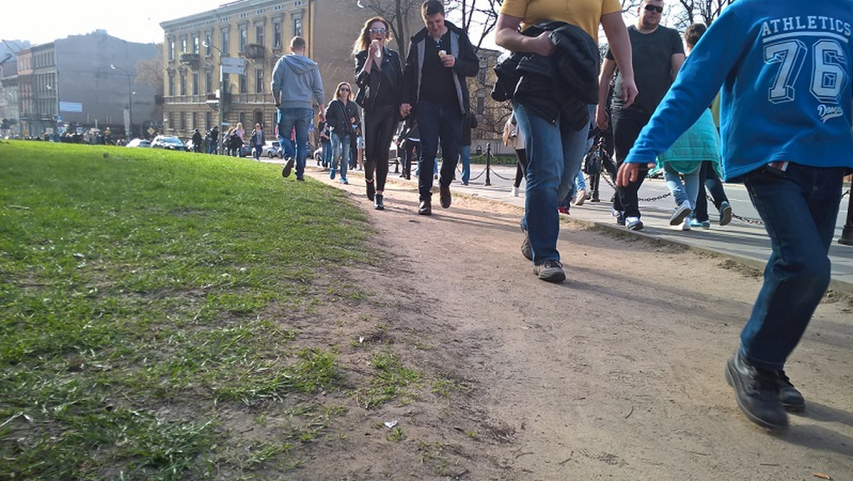 Chodnik biegnący wzdłuż Wawelu od ulicy Podzamcze jest za wąski - tak uważa część mieszkańców pobliskich kamienic. Część turystów, żeby nie tłoczyć się na chodniku spaceruje po trawniku. Efekt jest taki, że cześć zieleni została "zadeptana".
