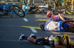 Groenewegen ze łzami w oczach: Nie dotknę nawet roweru [WIDEO]