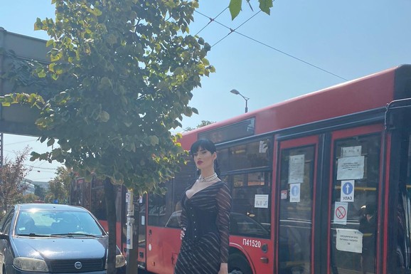 "MUVAO ME JE POLITIČAR, TRAŽIM 300 EVRA ZA USLUGE" Bivša zadrugarka otkrila najveću intimu: Ima tri posla, zarađuje i od prodaje fotografija