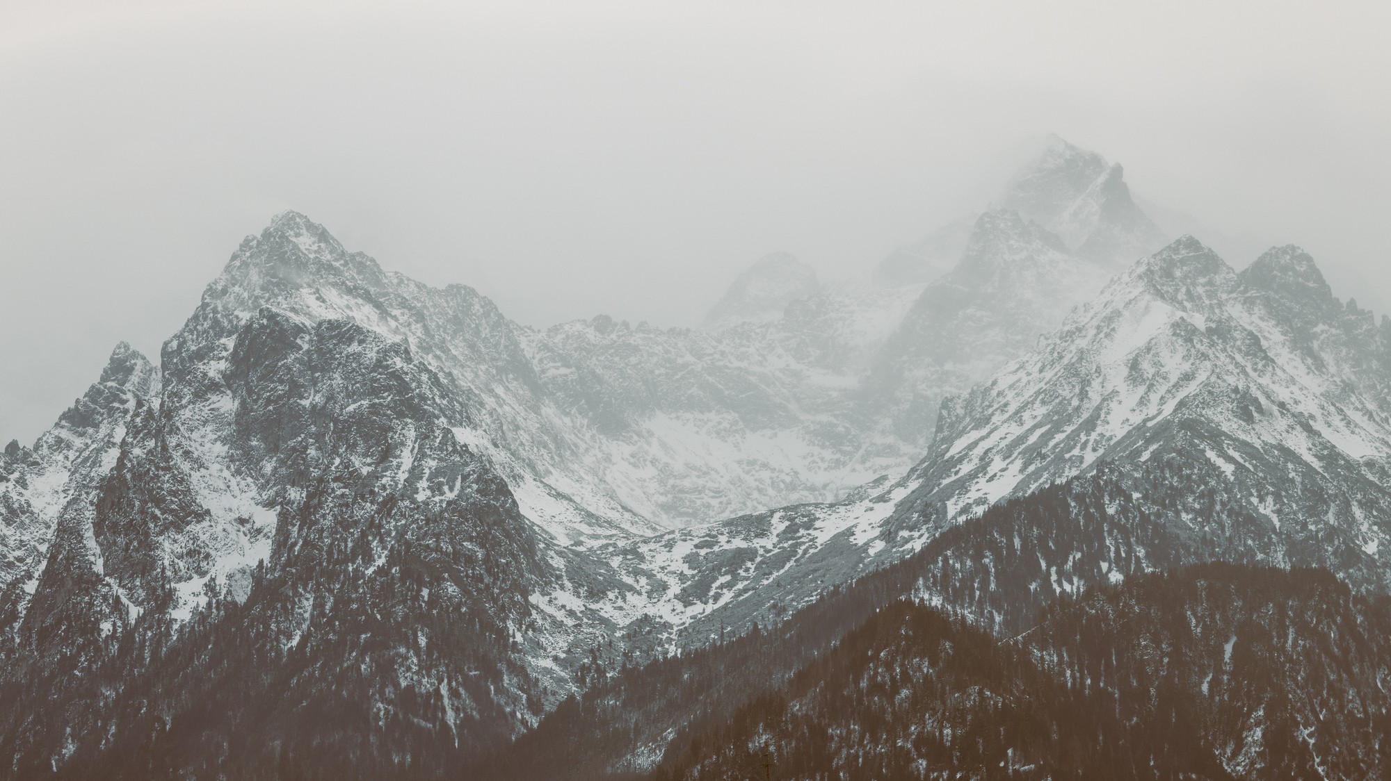 Na záveternej strane pohorí vzniká lokálne fénový vietor. (ilustračné foto)