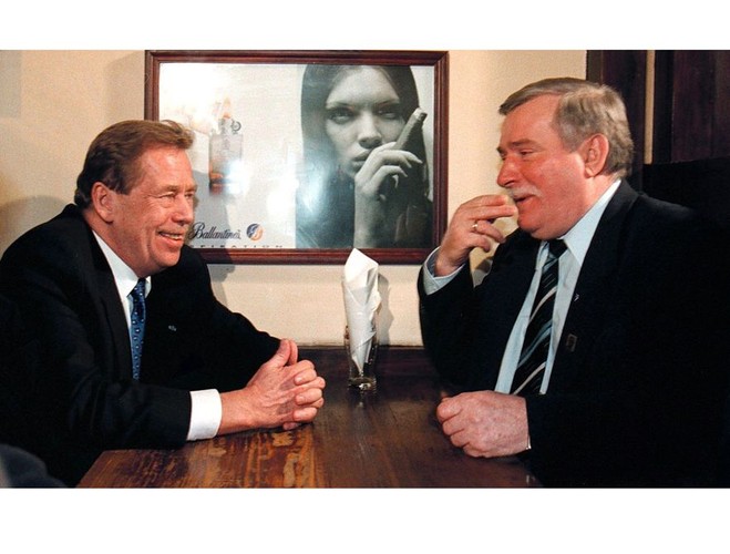 W okresie praskiej wiosny - próby demokratyzacji życia publicznego w komunistycznej Czechosłowacji z 1968 roku - Havel wystąpił z ostrą krytyką cenzury; na zdjęciu z Lechem Wałęsą w 1998 roku, czekają na piwo w pubie w Warszawie