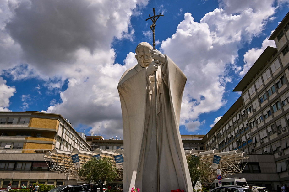 Pomnik Jana Pawła II przy wejściu do szpitala Gemelli w Rzymie