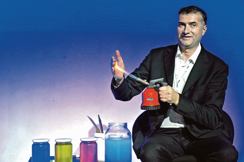  Najatraktivniji: Sretko Popadić demonstrira zaštitu od plamena