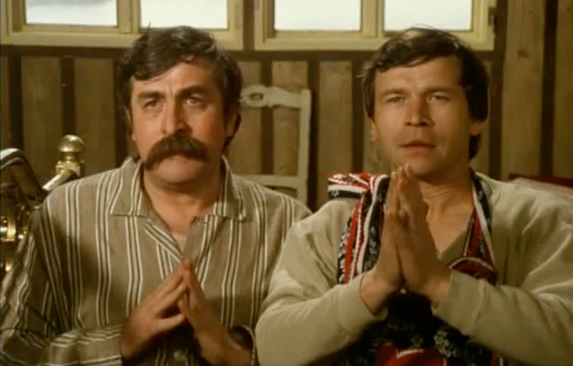 Slovenský herec Július Satinský a jeho český kolega Václav Postránecký vo filme S tebou mě baví svět.