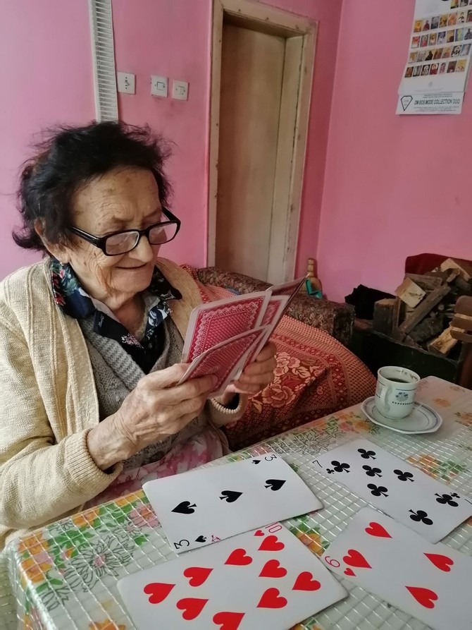 Zbog oslabljenog vida morala je da nabavi velike karte