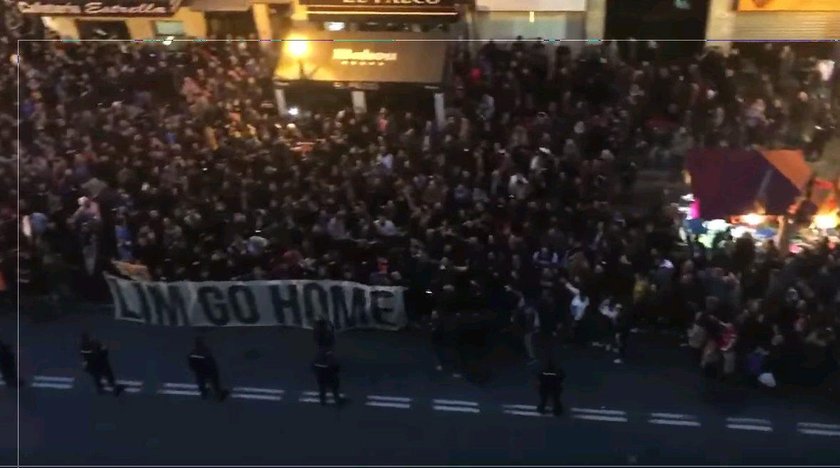 "Oszust!". Kibice protestowali pod stadionem