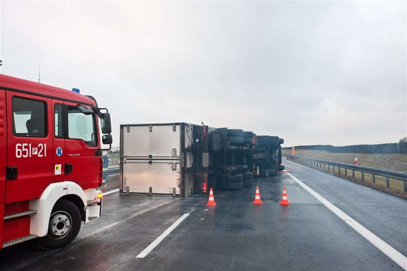 Ciężarówka zablokowała autostradę 