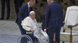 Papież Franciszek znowu na wózku. Co się dzieje z jego zdrowiem?