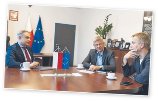 Janusz Dziurzyński, prezes ABSL, prowadzi wywiad z wicepremierem i ministrem cyfryzacji - Krzysztofem Gawkowskim