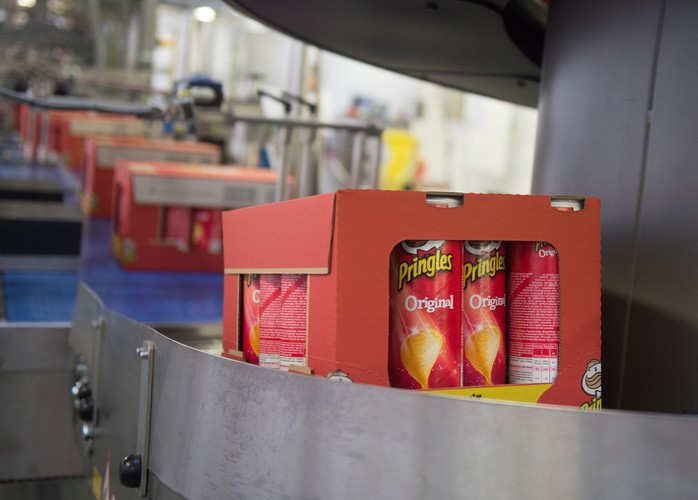 Zakład w Kutnie jest jedną z największych inwestycji amerykańskiego koncernu w ostatnich latach. Inwestycja kosztowała ok. 225 mln zł.<br>
Na zdjęciu: Taśma produkcyjna w nowo otwartej fabryce chipsów Pringles w Kutnie<br><br> fot. (zuz) PAP/Grzegorz Michałowski