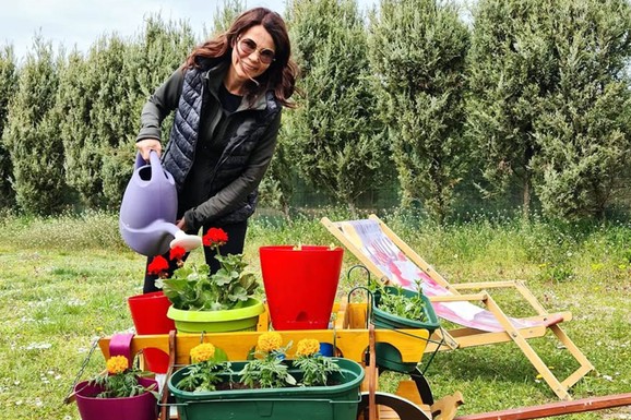 SVUDA OKO NJE CVEĆE, MIR I RAJ NA ZEMLJI Naša poznata voditeljka pokazala imanje u srcu Fruške gore: "Još je otplaćujem, ali je neprocenjivo"