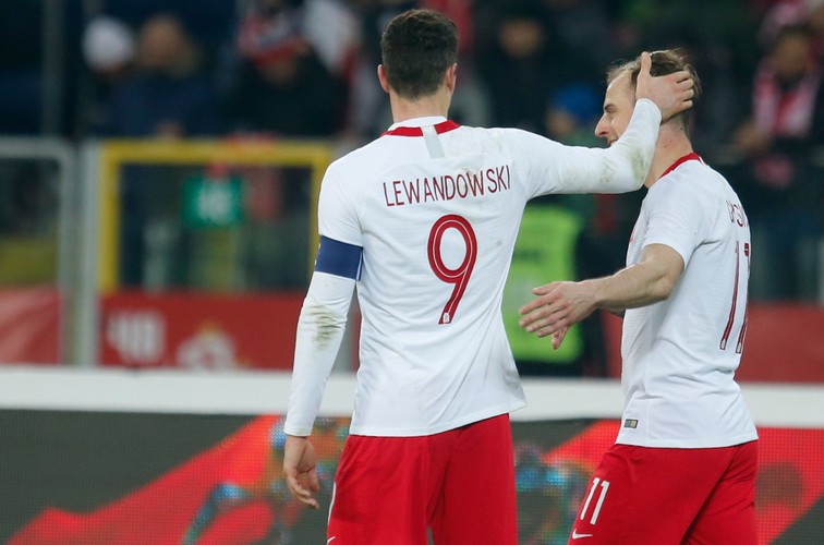 Robert Lewandowski (L) gratuluje Kamilowi Grosickickiemu (P)