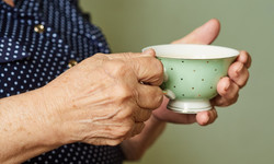 Jak uodpornić mózg na alzheimera? Nieznane działanie zielonej herbaty i wina