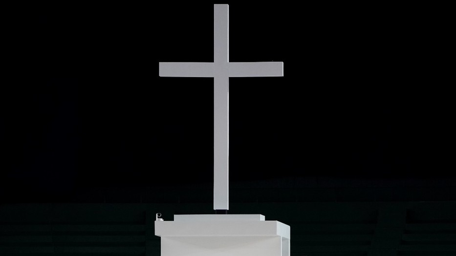 A Hadházy Ákos által közzétett videón nyitott koporsókat raktak egymásra, hogy elférjenek a halottak / Illusztráció: MTI - EPA