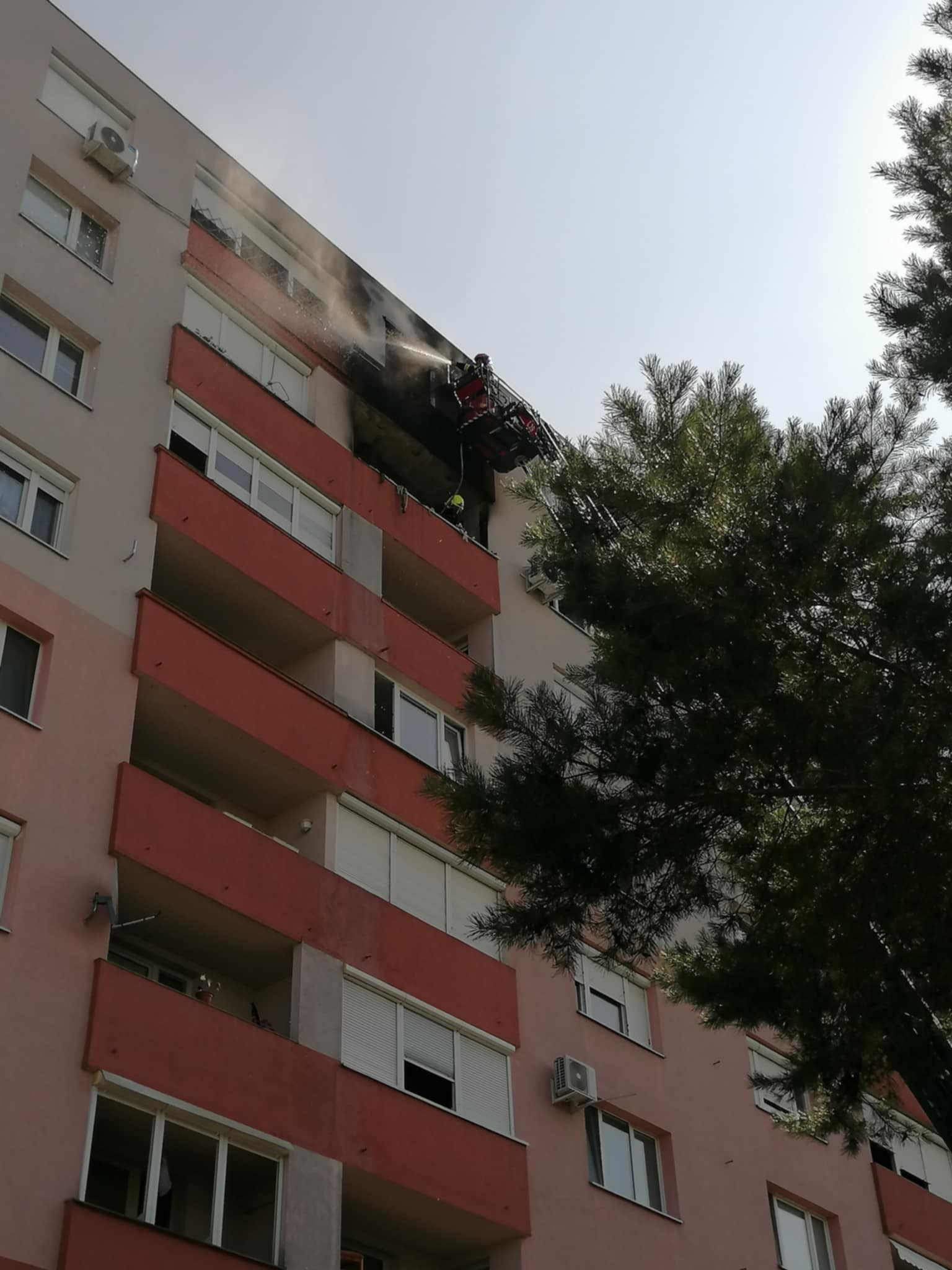 Hasiči zasahovali pri požiari bytu vo Veľkom Mederi. 