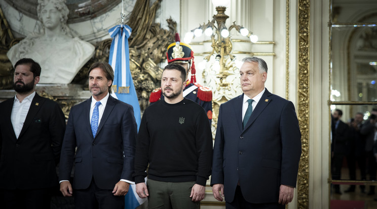 Orbán Viktor és Volodimir Zelenszkij Javier Milei új argentin elnök beiktatási ünnepségén Buenos Airesben / Fotó: MTI/Miniszterelnöki Sajtóiroda/Fischer Zoltán