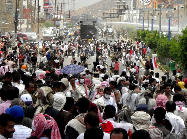 Dwóch uczestników antyrządowych protestów zginęło w poniedziałek w Jemenie. Setki ludzi zostały ranne, gdy siły bezpieczeństwa rozpędzały przeciwników prezydenta Alego Abd Allaha Salaha. EPA/PAP