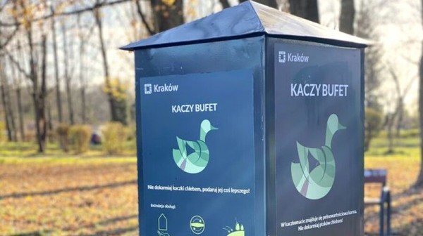 Wystarczy podejść do urządzenia, przekręcić pokrętło, a z kaczkomatu wysypie się karma. Należy rozsypać ją na brzegu, a nie wrzucać do wody.