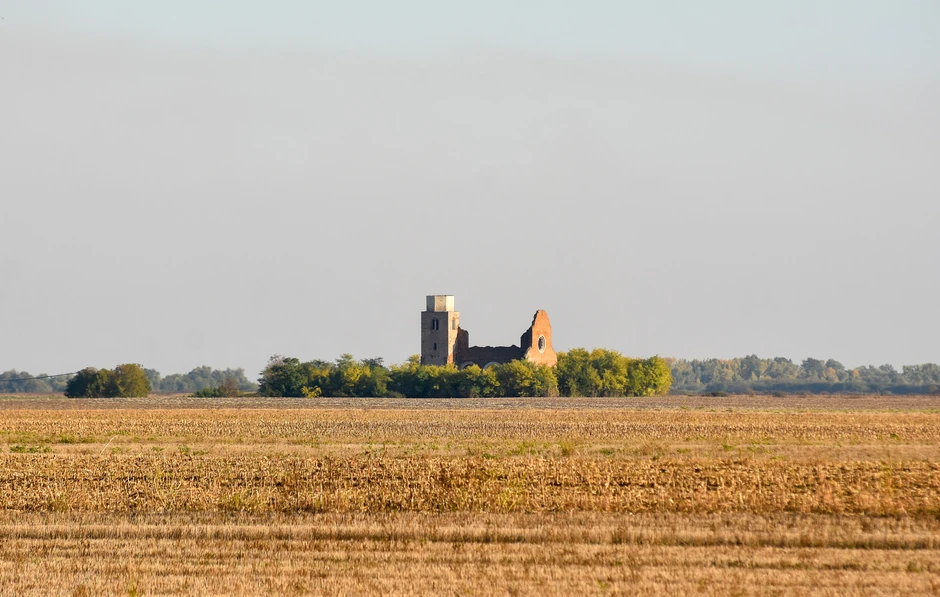 Bazilika se nalazi između Novog Bečeja i Novog Miloševa