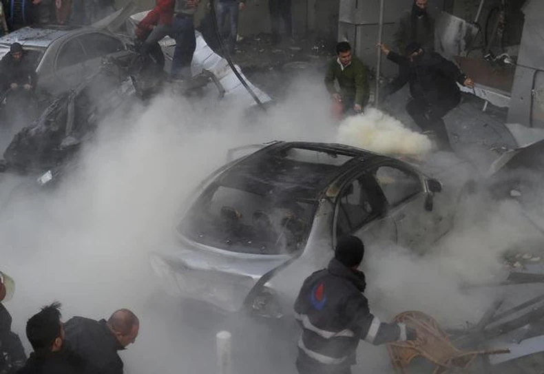 Vatrogasci gase zapaljeni automobil na mestu eksplozije