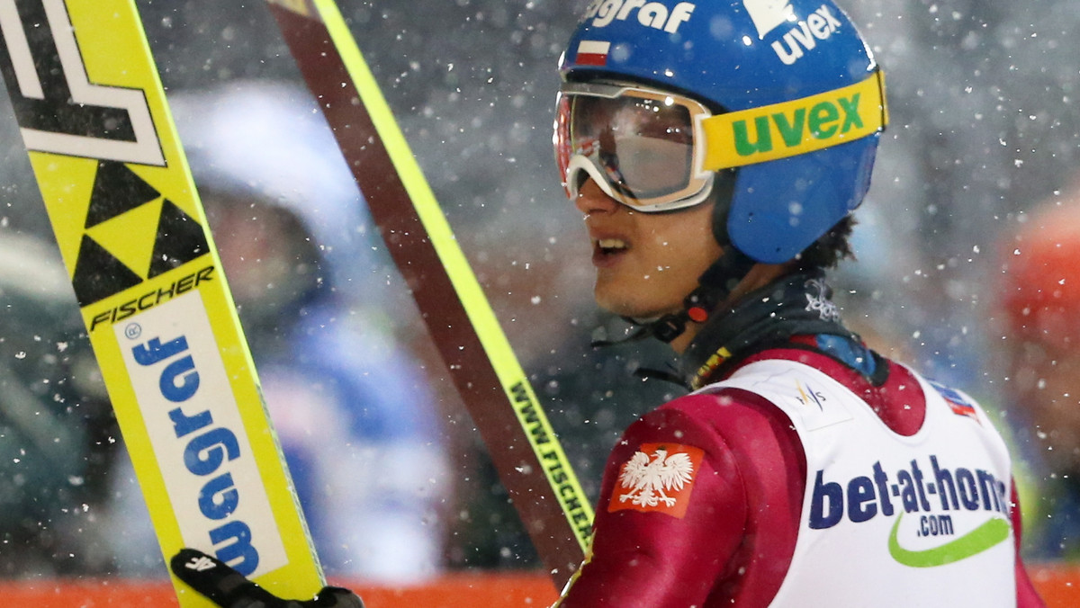 Maciej Kot był najlepszy w loteryjnym pierwszym treningu przed konkursem drużynowym w ramach mistrzostw świata w Val di Fiemme. Serię treningową przeprowadzono w bardzo trudnych warunkach, a na skoczni zaprezentowało się zaledwie 29 zawodników