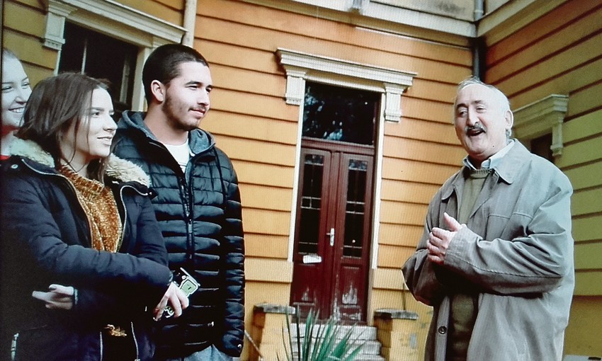 Profesor Dragan Krstić sa đacima u filmu