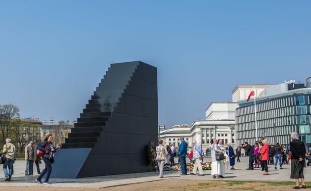 Sasin ma plan na rozbudowę pomnika smoleńskiego. Mówi o ścianie zieleni i krzyżu sprzed Pałacu Prezydenckiego