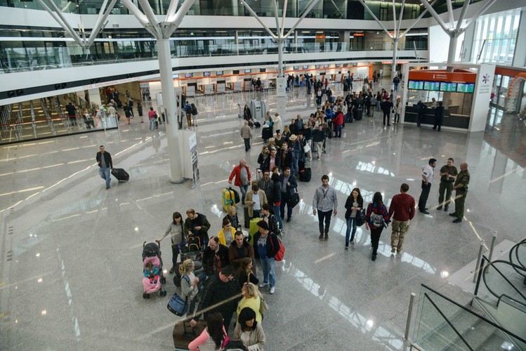 Nowy terminal na lotnisku im. Fryderyka Chopina.<br>Na zdjęciu:  Hala odlotów.<br><br>fot. (cat) PAP/Jakub Kamiński