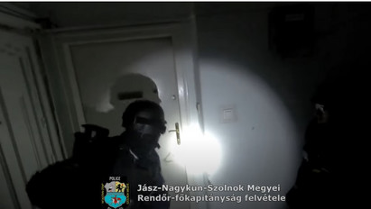 Összehangolt rendőri rajtaütés Jász-Nagykun Szolnok megyében: így számoltak fel egy több éve működő drogkereskedői hálózatot – videó