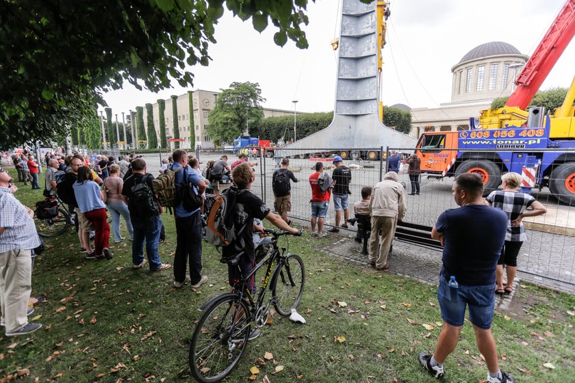 Operacja położenia Iglicy przed Halą Stulecia