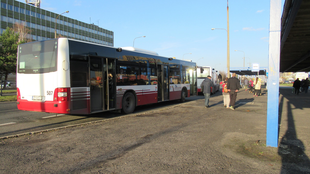 Partia Razem apelowała do prezydenta Opola, aby zakazać umieszczania reklam firm lichwiarskich na miejskich autobusach. Jedna z nich zniknie w przyszłym tygodniu, a Miejski Zakład Komunikacyjny wspólnie z Narodowym Bankiem Polskim będzie informować o skutkach działań firm parabankowych.