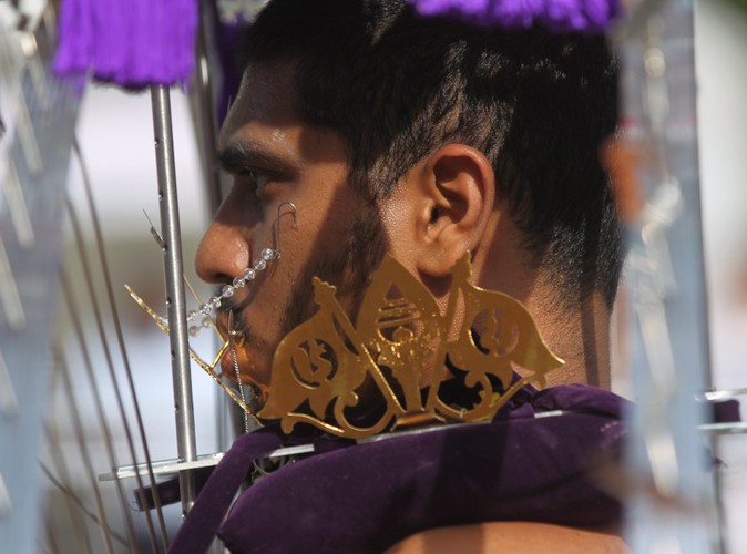 Przebite policzki i język - czy to boli? Spokojny wyraz twarzy tego wyznawcy na to nie wskazuje