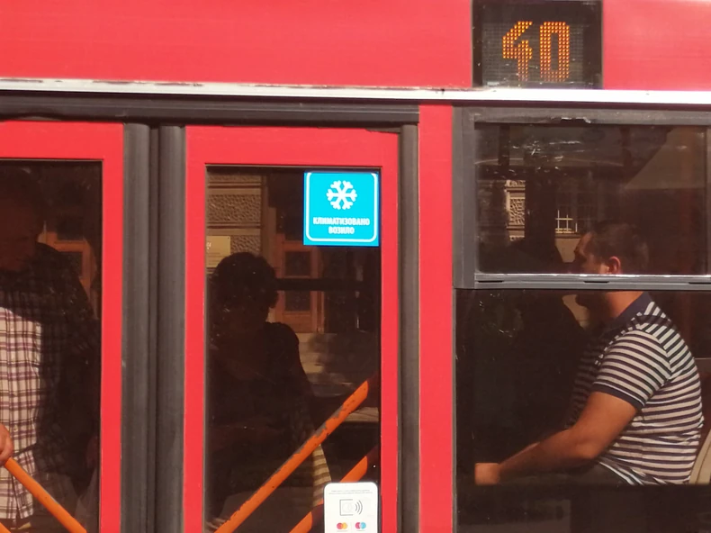 Trolejbusi sa nalepnicama i klimama