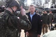 Mariusz Błaszczak podczas inauguracji projektu szesnastodniowych szkoleń dla cywilów „Trenuj jak żołnierz w siedzibie 1. Warszawskiej Brygady Pancernej.