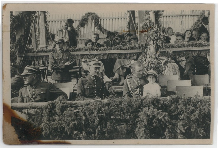 Witold Pilecki z synem Andrzejem (siedzącym na kolanach u kolegi) na zawodach hippicznych, Baranowicze