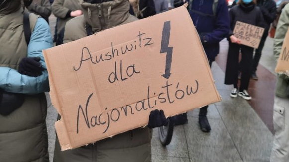 Transparent niesiony przez uczestników protestu w Krakowie