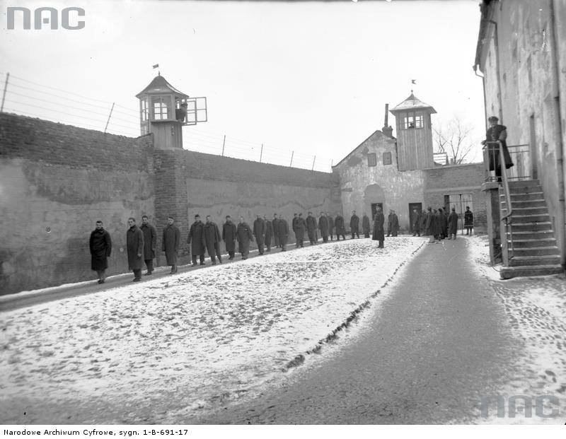 Więźniowie podczas spaceru. Więzienie karno-śledcze w Nowym Sączu. 1932 rok.