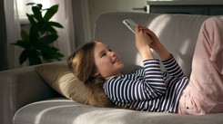 Dziecko z nosem 'w telefonie' gorzej się rozwija. Czy jest bezpieczna dawka? [ROZMOWA]