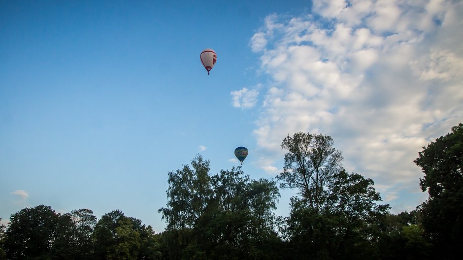 II Zawody Balonowe "In The Silesian Sky" - start balonów świtem z pszczyńskiego parku zamkowego - 25.06.2022 r. - autor: Andrzej Grynpeter