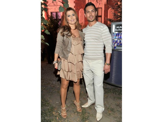 Katarzyna Skrzynecka. Również znana z częstych modowych wpadek. Gwiazda niejednokrotnie balansuje na granicy kiczu (lub ją przekracza), nierzadko oszpeca się strojem. Jedną z najbardziej niebezpiecznych modowych skłonności Skrzyneckiej jest jej słabość do dużej ilości falbanek… Trzeba jednak dodać, że w 2011 roku jednak kilkakrotnie zaskoczyła in plus!