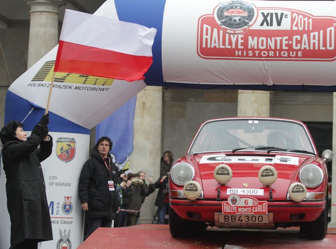 Prezydent Warszawy Hanna Gronkiewicz Waltz startuje szwedzką załogę Ake Andersson / Hans Sylvan w samochodzie Porsche 911 L do XIV Rajdu Monte Carlo Samochodów Historycznych
