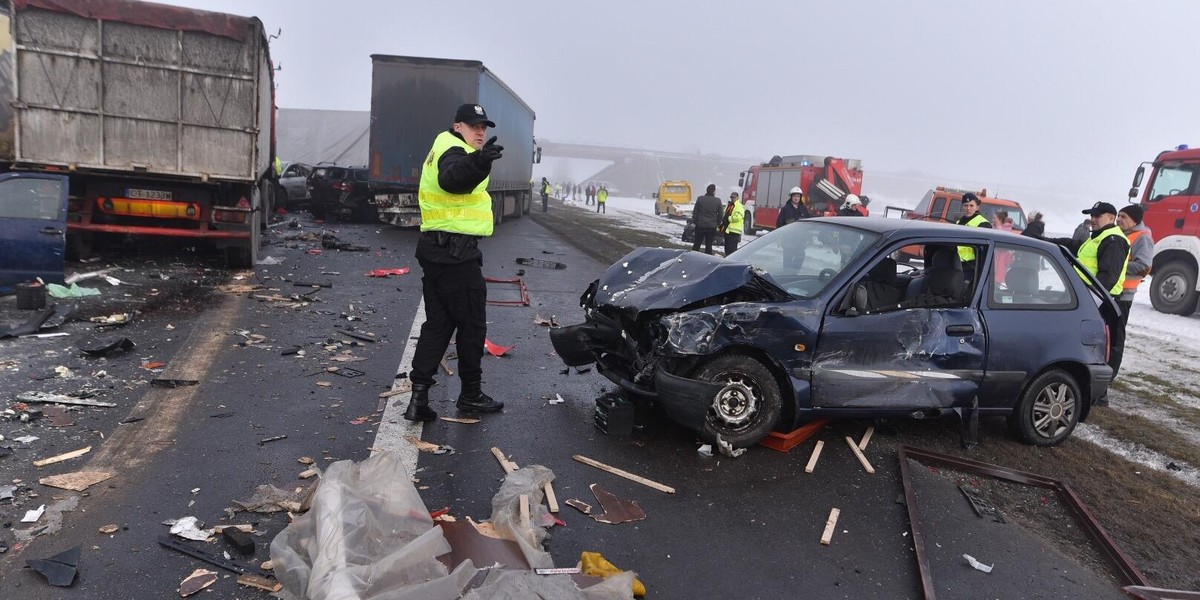 Karambol na A1. Ponad 70 rozbitych aut niedaleko Piotrkowa Trybunalskiego.