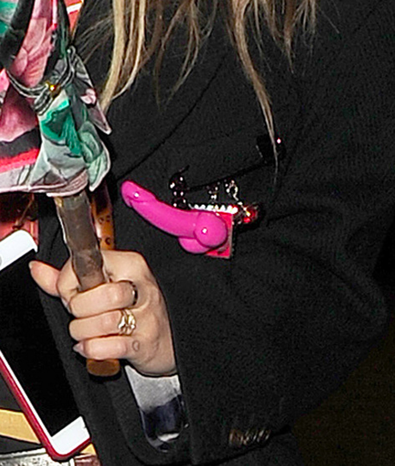 Rita Ora z frywolnym różowym penisem na dworcu kolejowym w Londynie