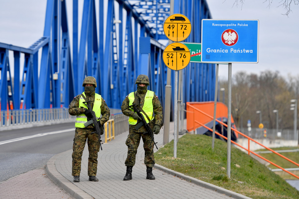 Żołnierze 12. Brygady Zmechanizowanej wraz z funkcjonariuszami policji i Straży Granicznej zabezpieczają granicę z Niemcami w Krajniku. Dolnym