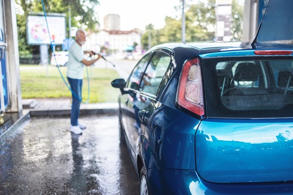 ČOVEK UMRO OD STRUJNOG UDARA DOK JE PRAO AUTO Elektromehaničar otkriva kako je ovo moguće i koje su mere opreza